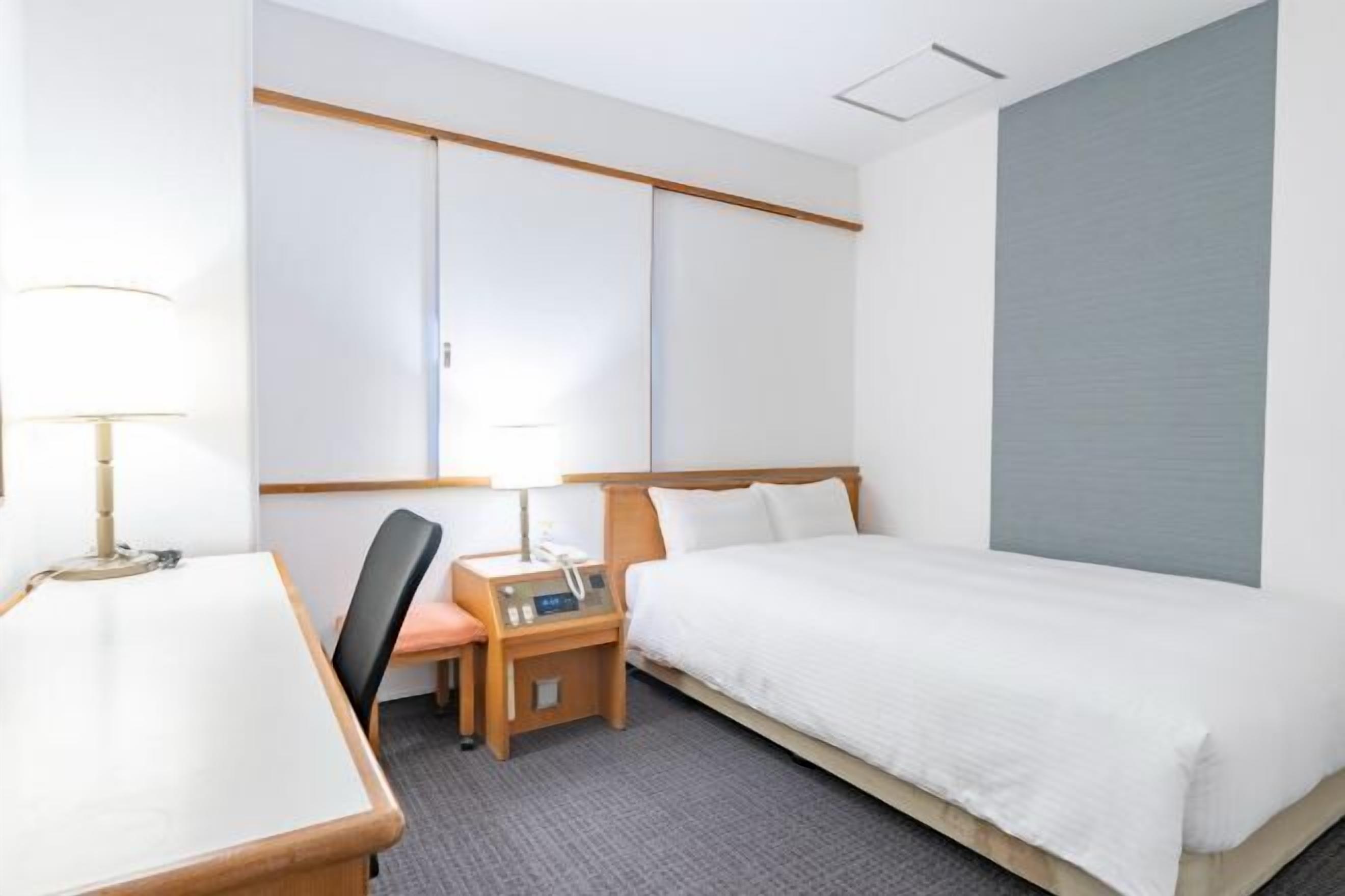 Edredón, escritorio, wifi gratis y ropa de cama 