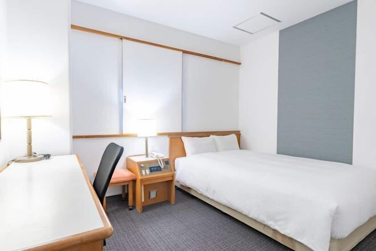 Down comforters, desk, free WiFi, bed sheets