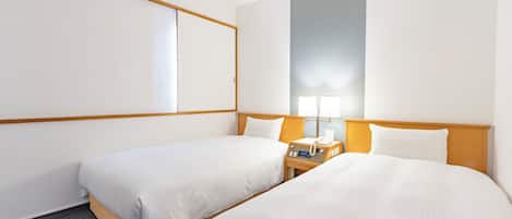 Cubrecamas, escritorio, wifi gratis y ropa de cama