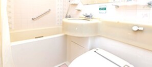 Een bad/douchecombinatie, een haardroger, pantoffels, een bidet