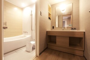 Quarto duplo standard, para não fumantes | Banheiro | Chuveiro/banheira combinados, secador de cabelo, chinelos