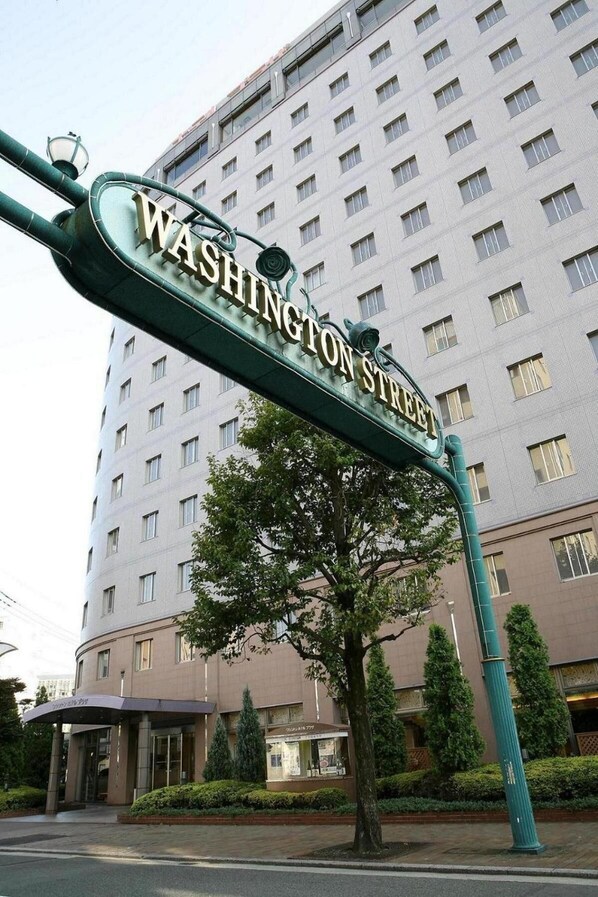 Un letrero de hotel con la inscripción 'WASHINGTON STREET'.