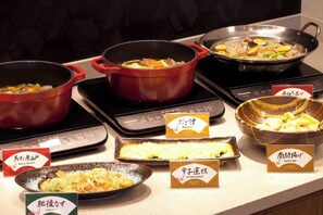 Una encimera de cocina con varias ollas y platos, cada uno con un nombre.