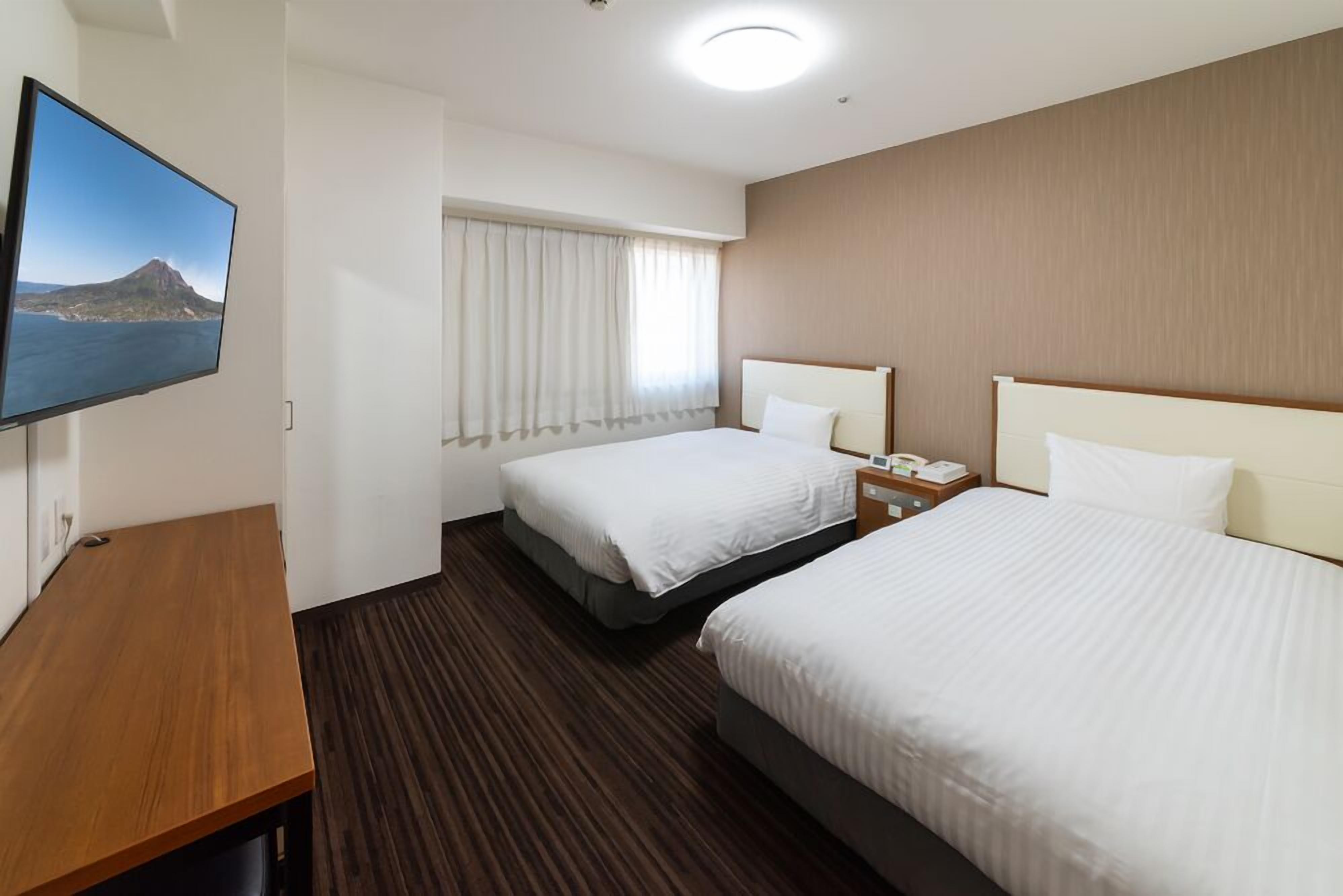 Een bureau, gratis wifi, beddengoed