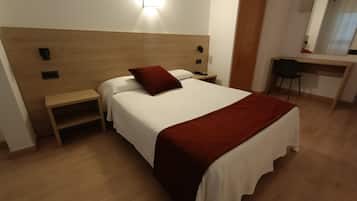 Habitación estándar con 1 cama doble o 2 individuales | Escritorio, cunas (de pago), camas supletorias y wifi gratis