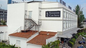 A hotel with a sign indicating a restaurant named Can Serra. - Hotel Vilobí (Vilobi d'Onyar)