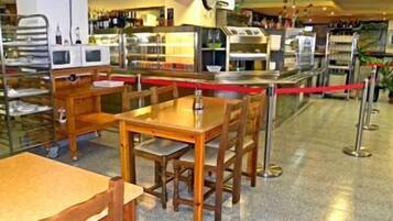 Se sirven almuerzos, cenas y cocina regional