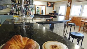 A bar area with a croissant and a cup of coffee on the counter. - Hotel Vilobí (Vilobi d'Onyar)