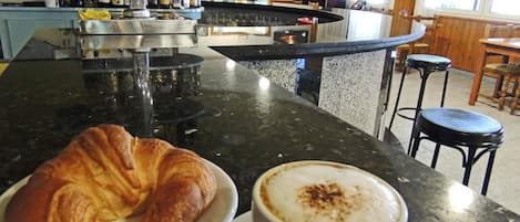 Serveert lunch en diner, regionale gerechten