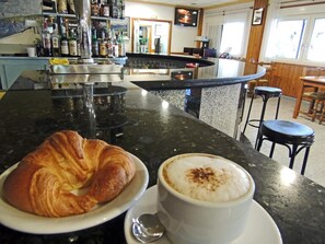 供应午餐和晚餐，地区菜