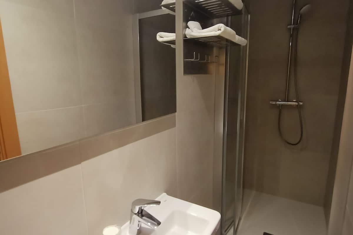 standard triple room | bathroom | shower, hair dryer, towels