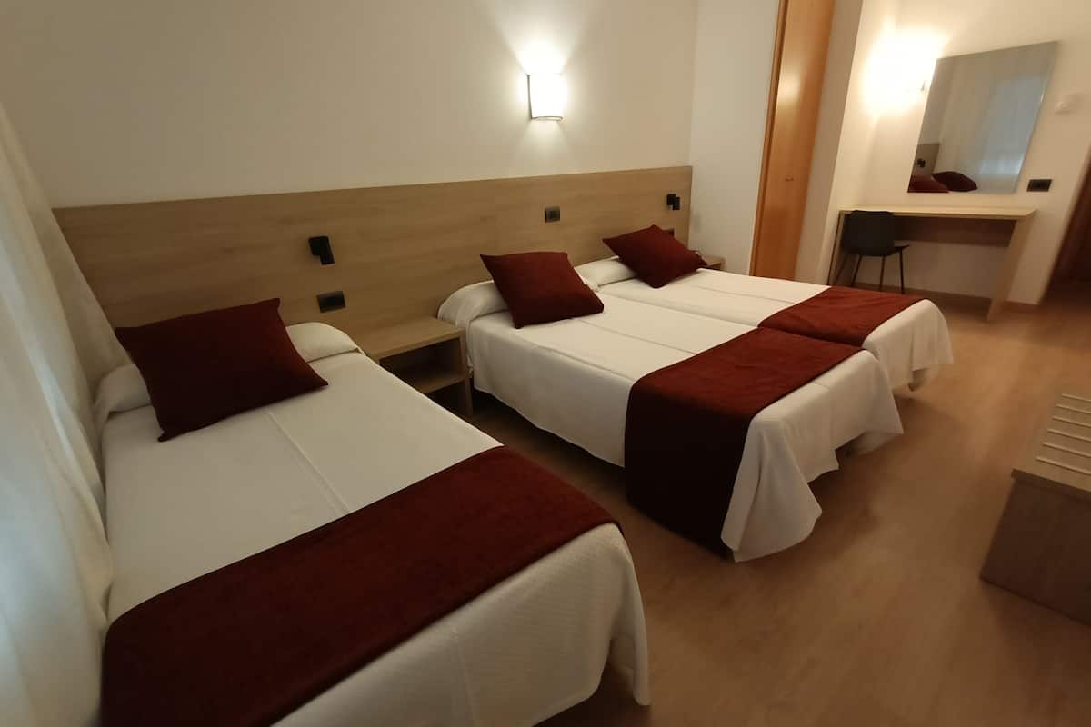 standard triple room | desk, cots/infant beds, rollaway beds, free wifi