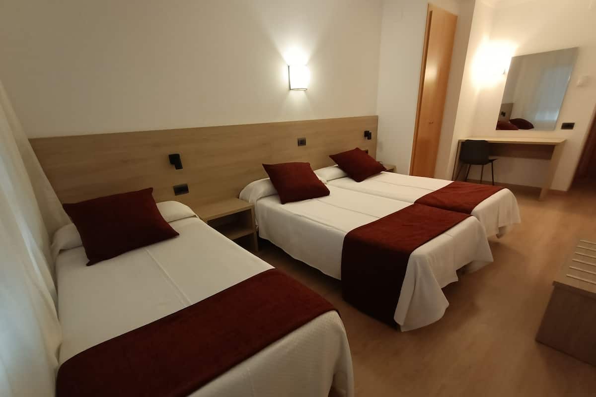 Kamar Triple Standar | Meja kerja dan tempat tidur bayi (biaya tambahan)