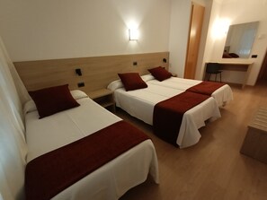 标准三人房 | 办公桌、婴儿床、折叠床/加床（额外收费）、免费 WiFi