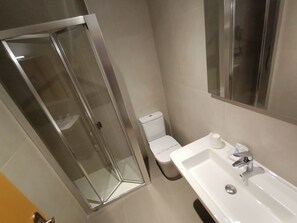 Quarto casal ou duplo standard | Banheiro | Chuveiro, secador de cabelo, toalhas de banho 