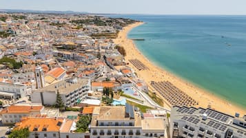 På stranden, parasoller og strandhåndklær