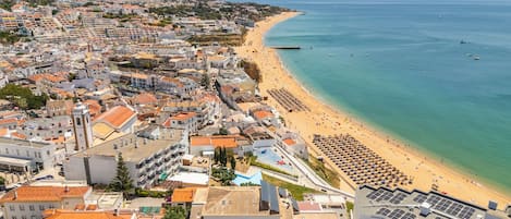 在海滩、海滩遮阳伞、沙滩毛巾