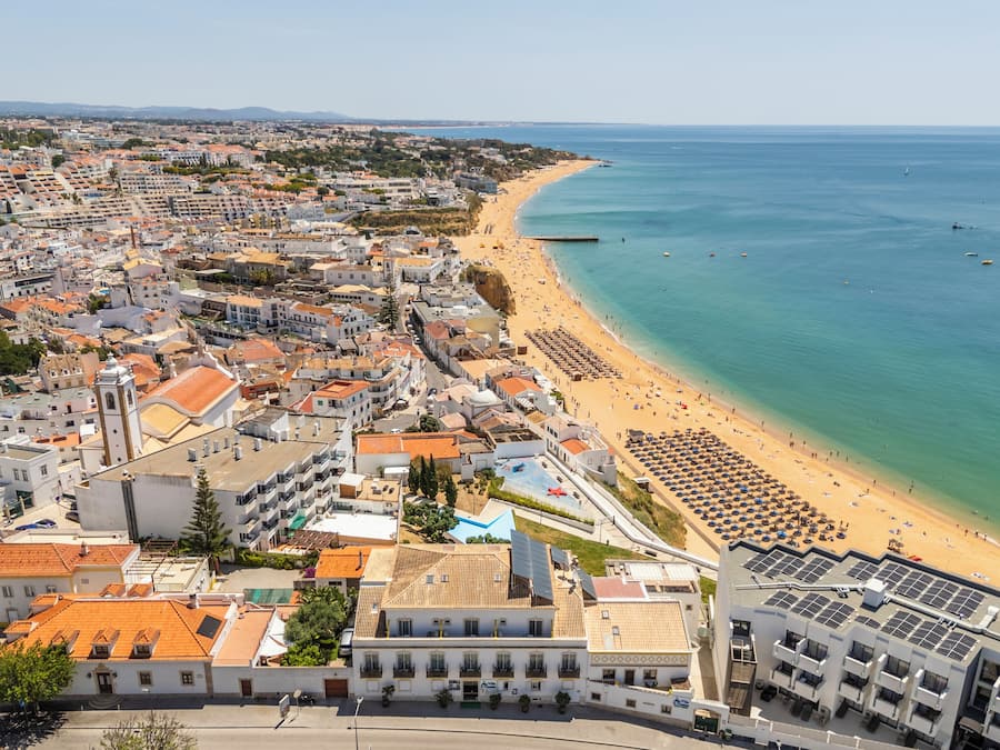 På stranden, parasoller og strandhåndklær