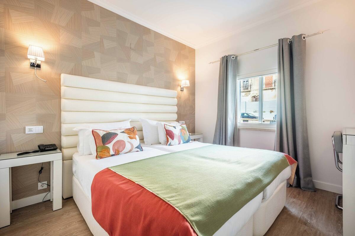 Twin Room, Street View (either basement or ground floor)
