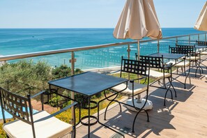 On the beach, beach umbrellas, beach towels - Vila São Vicente - Adults Only (Albufeira)