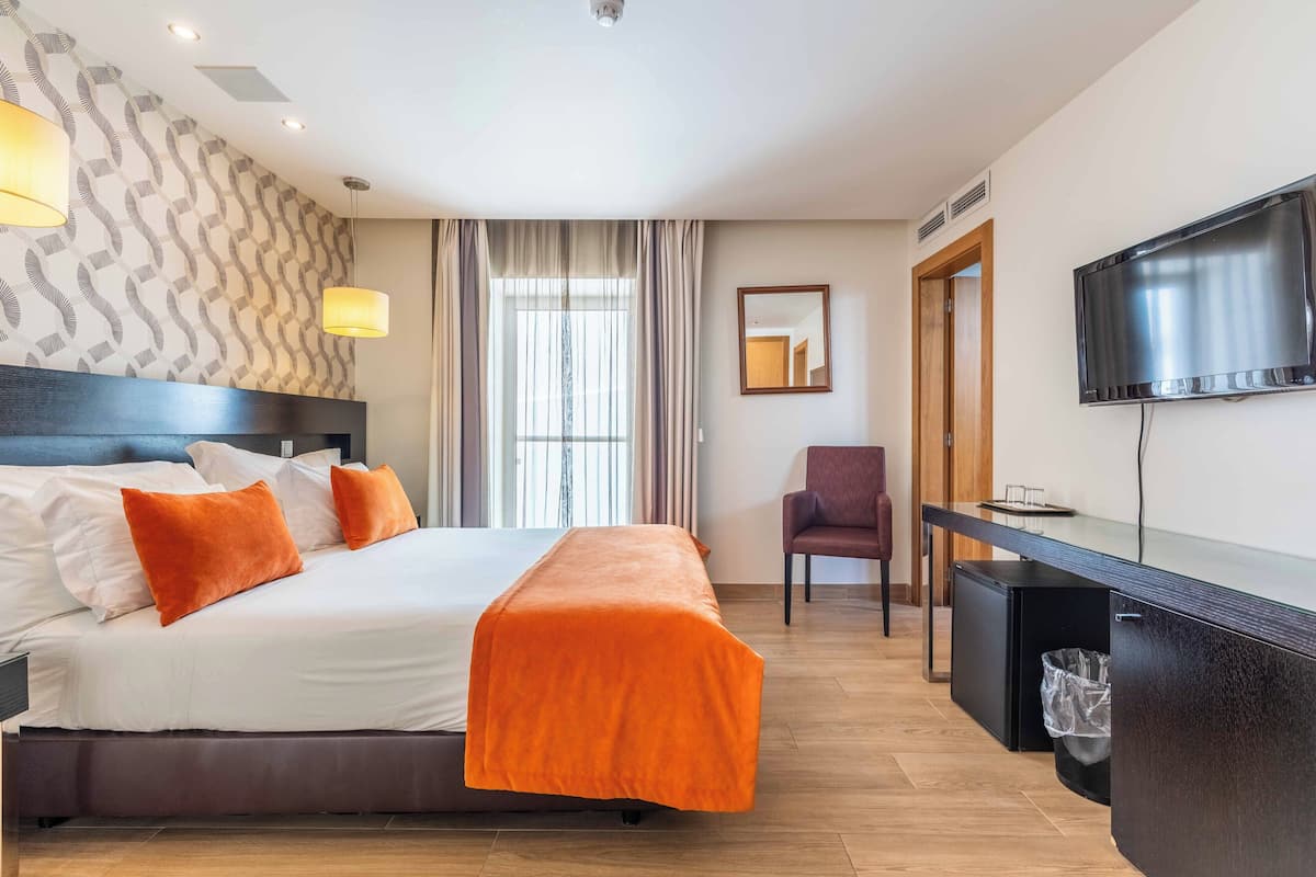 Double Room, Street View (either basement or ground floor)