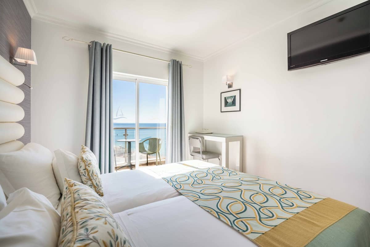 Chambre avec lits jumeaux, terrasse, vue mer