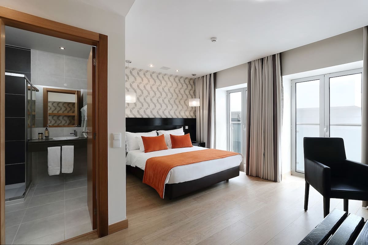 Double Room, Street View (either basement or ground floor)