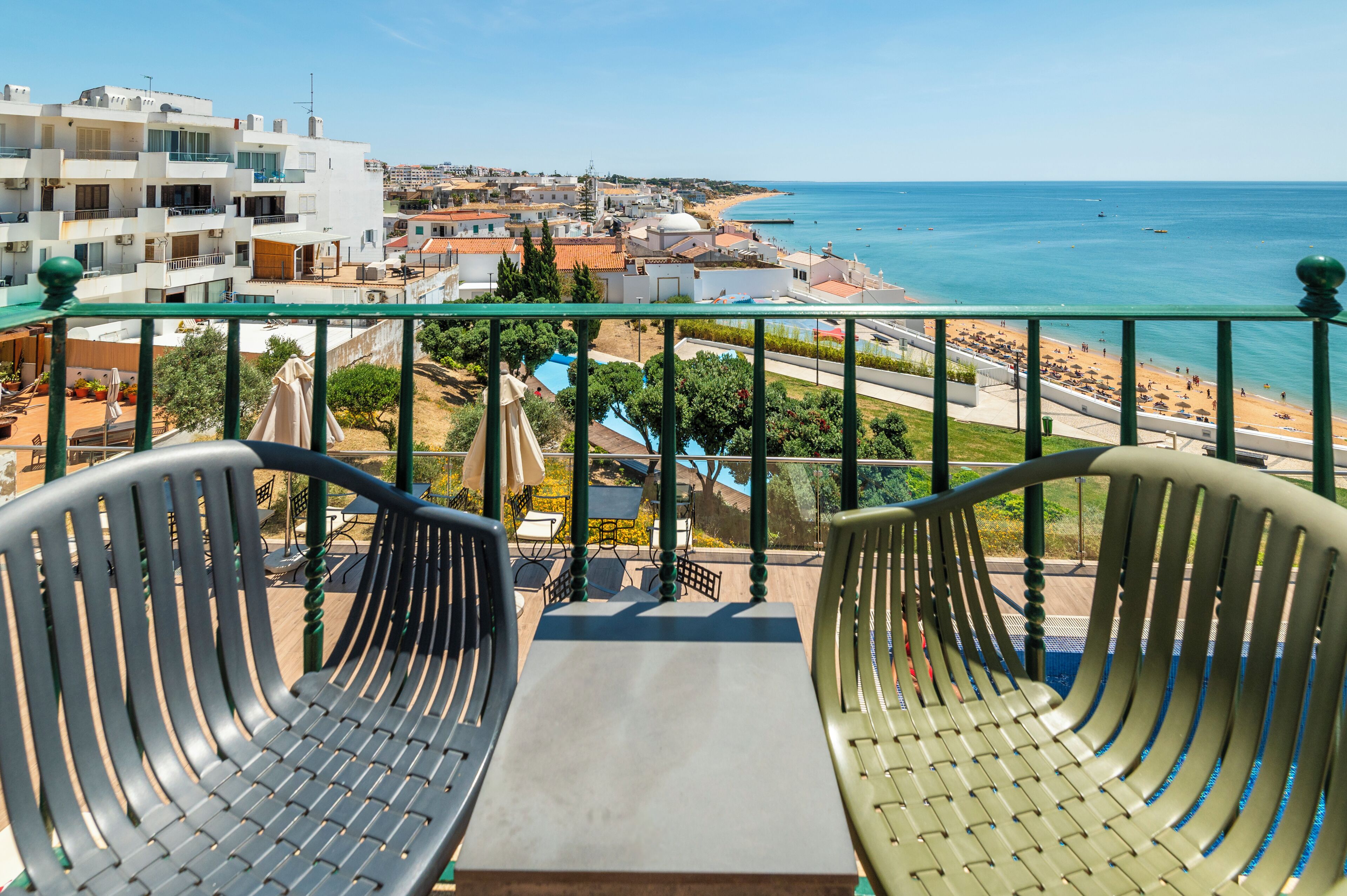 ميني بار وستائر تعتيم وواي فاي مجانًا وملاءات أسرّة