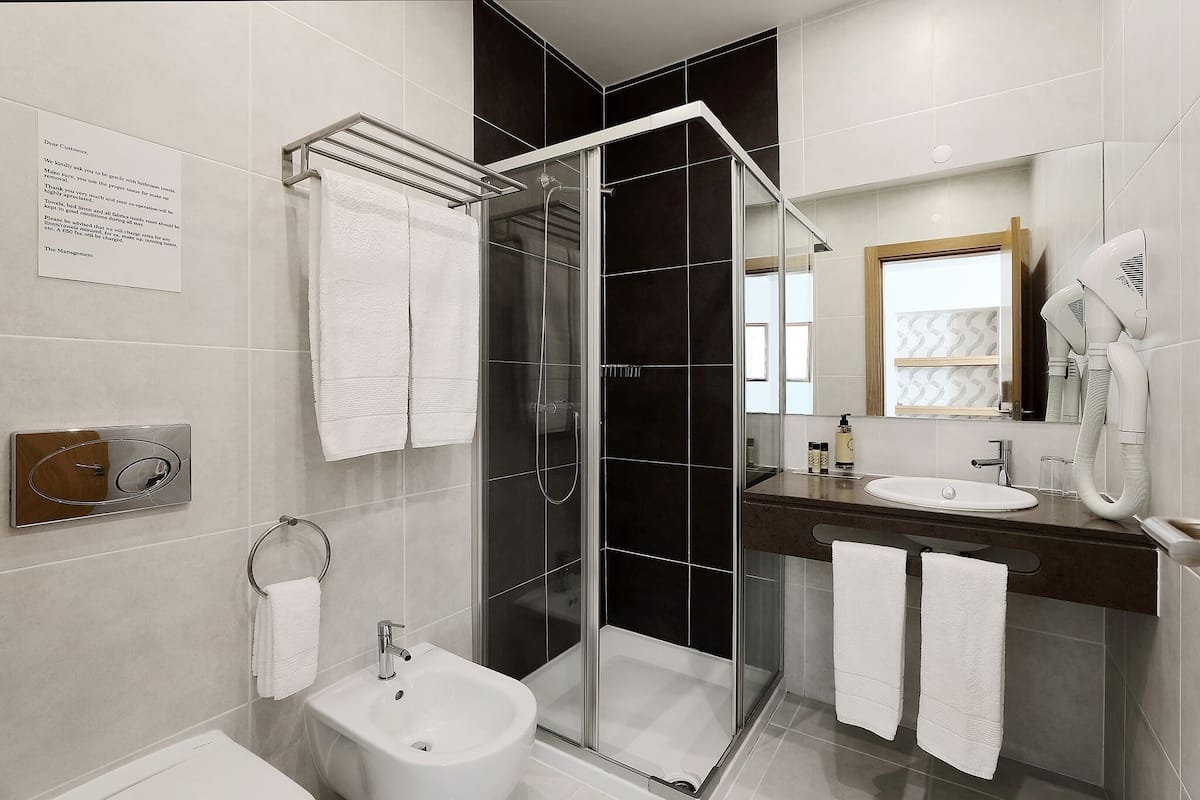 Minibar, rideaux occultants, Wi-Fi gratuit, draps fournis