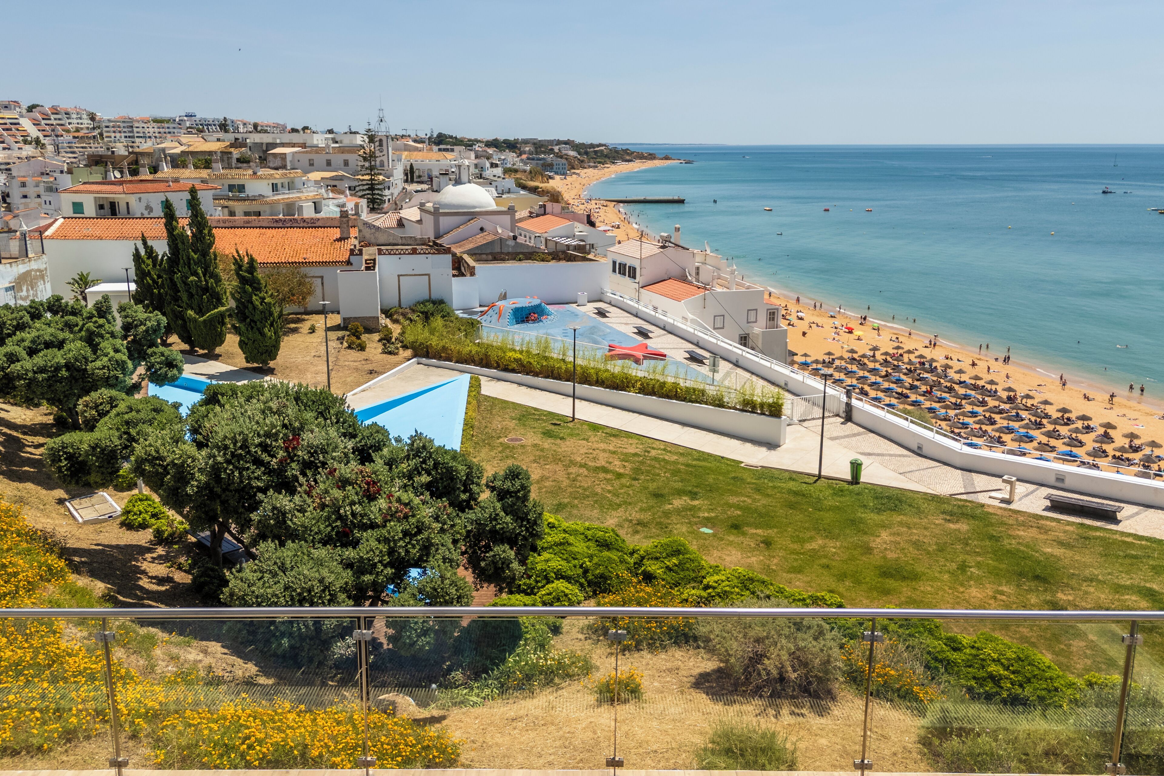 Une ville côtière dotée d’une plage, d’une piscine et d’immeubles d’habitation.