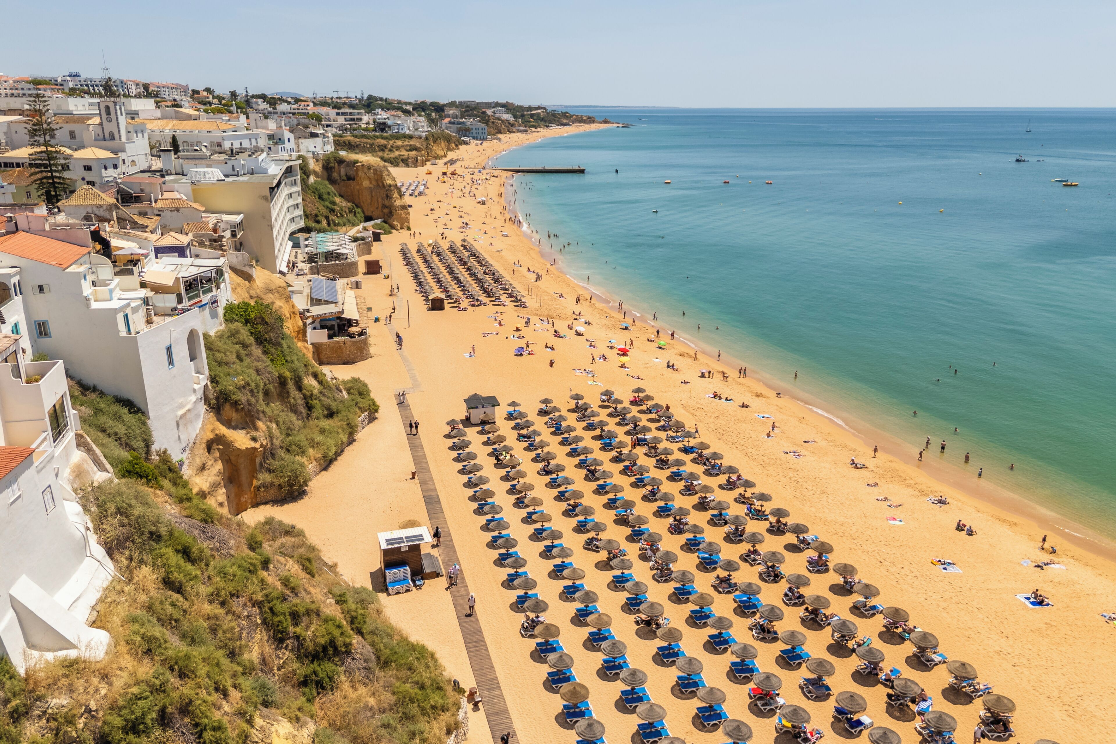 Sulla spiaggia, ombrelloni, teli da spiaggia