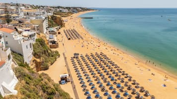 Sulla spiaggia, ombrelloni, teli da spiaggia