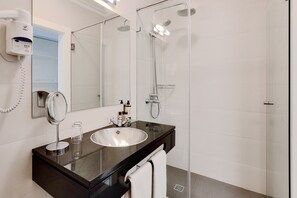 Tweepersoonskamer, terras | Badkamer | Een douche, een haardroger, handdoeken