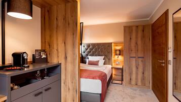 Ein modernes Schlafzimmer mit Bett, Nachttisch und einem Holzschrank.
