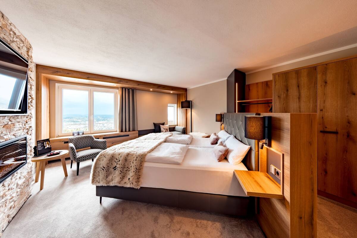 Deluxe Doppelzimmer, Blick auf Filstal | Seprai antialergi, minibar, brankas, dan meja kerja