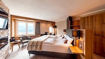 Deluxe-Doppelzimmer, Talblick | Allergikerbettwaren, Minibar, Zimmersafe, individuell dekoriert