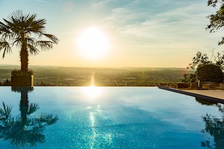 SzabadtĂ©ri medence, nyitva 7:00 Ă©s 20:00 között, napernyĆk