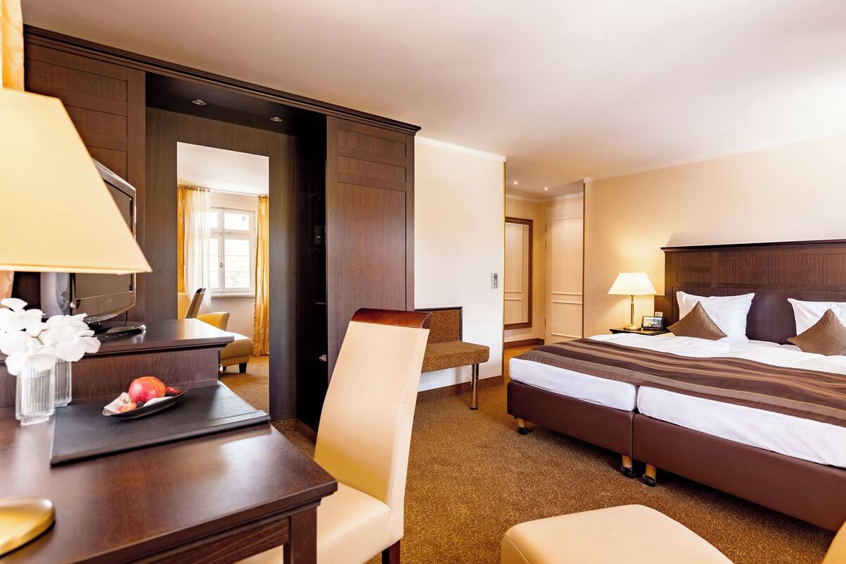 Classic Doppelzimmer Anselm-Schott-Haus, Blick auf Burganlage | Seprai antialergi, minibar, brankas, dan meja kerja