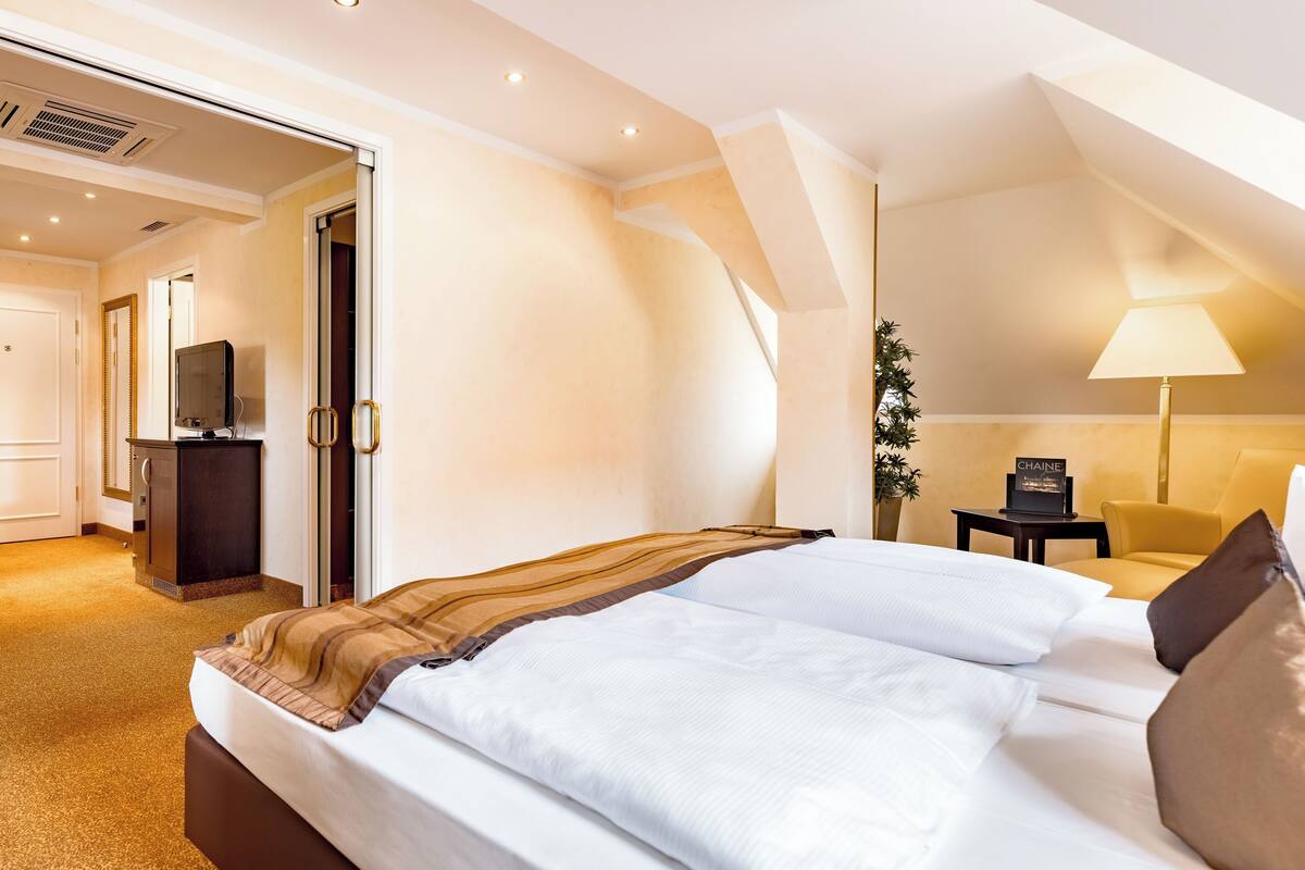 Junior Suite Anselm-Schott-Haus, Blick auf Burganlage | Seprai antialergi, minibar, brankas, dan meja kerja