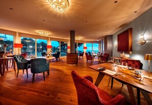 2 restaurantes, se sirve cena 