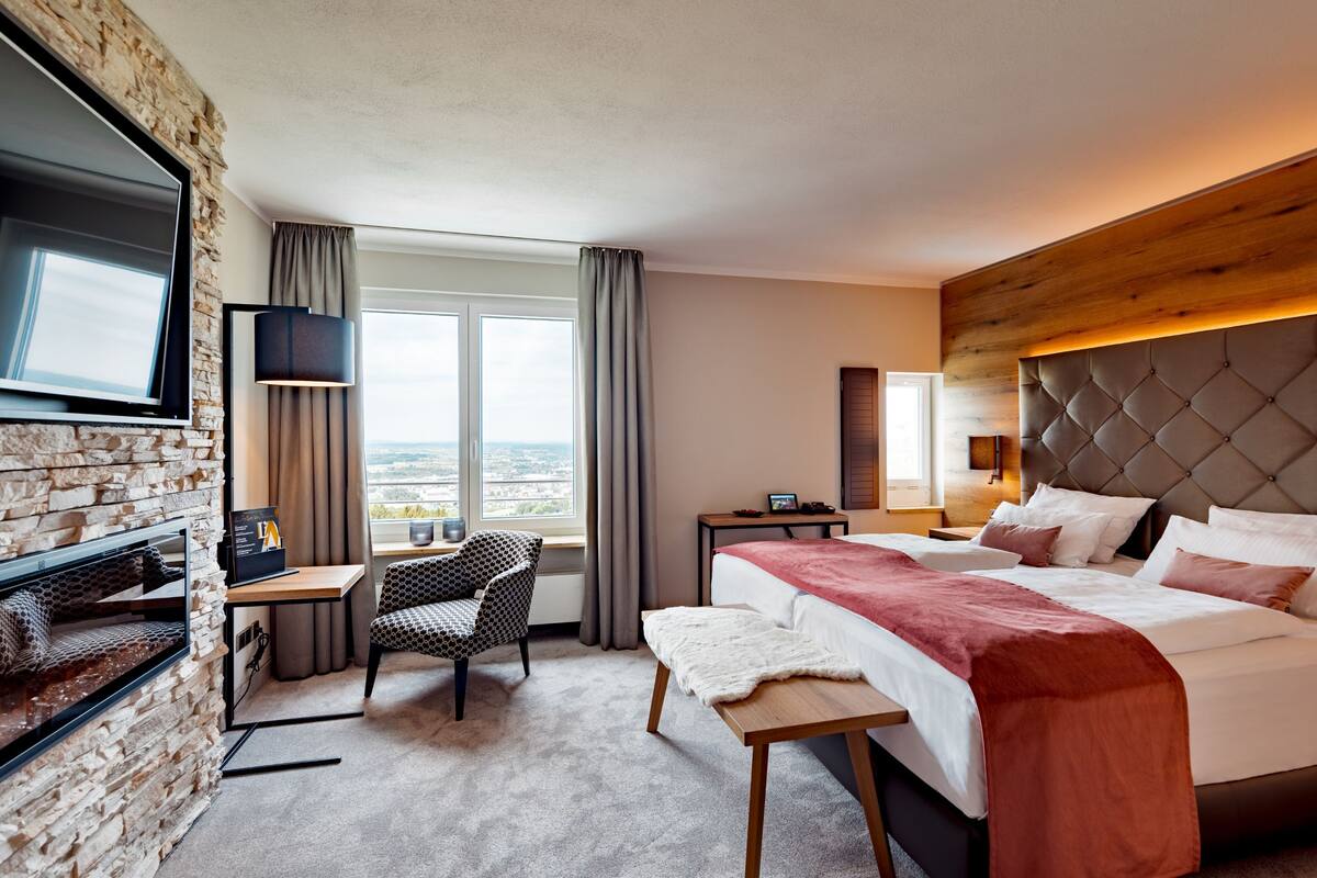 Classic Doppelzimmer, Blick auf Burganlage | Seprai antialergi, minibar, brankas, dan meja kerja