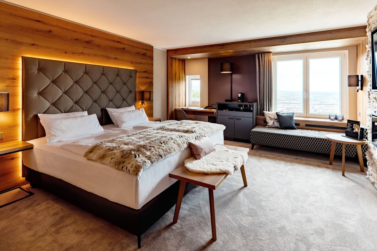 Premium Doppelzimmer, Blick auf Burganlage | Seprai antialergi, minibar, brankas, dan meja kerja