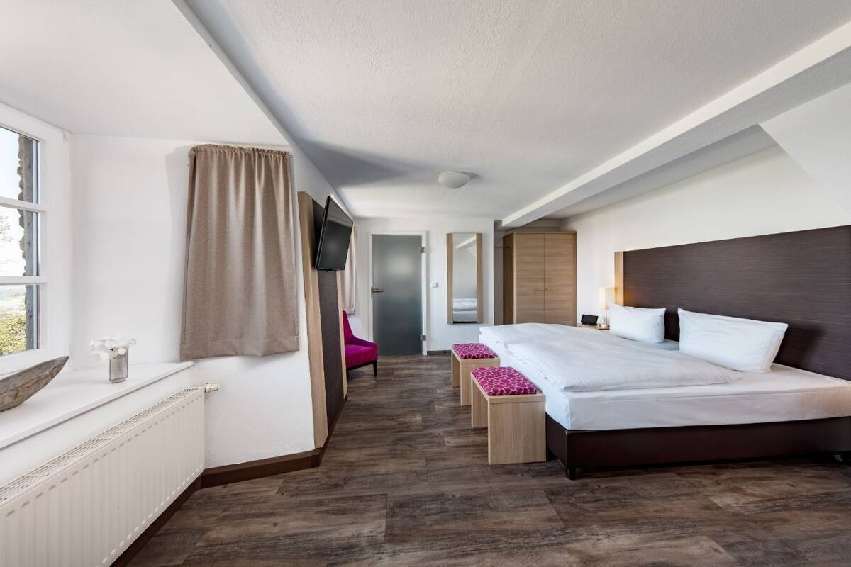 Apartment Nebengebäude, Blick auf Filstal | Seprai antialergi, minibar, brankas, dan meja kerja