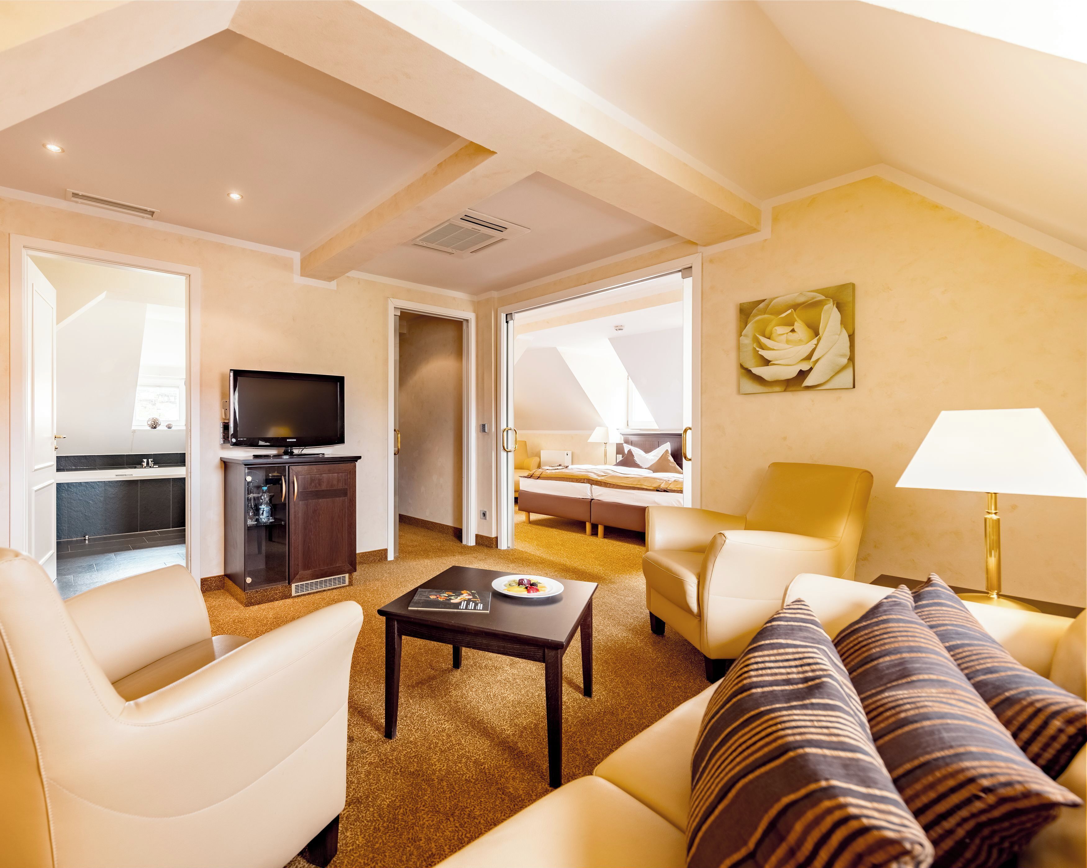 Hypo-allergenic bedding, minibar, in-room safe, desk