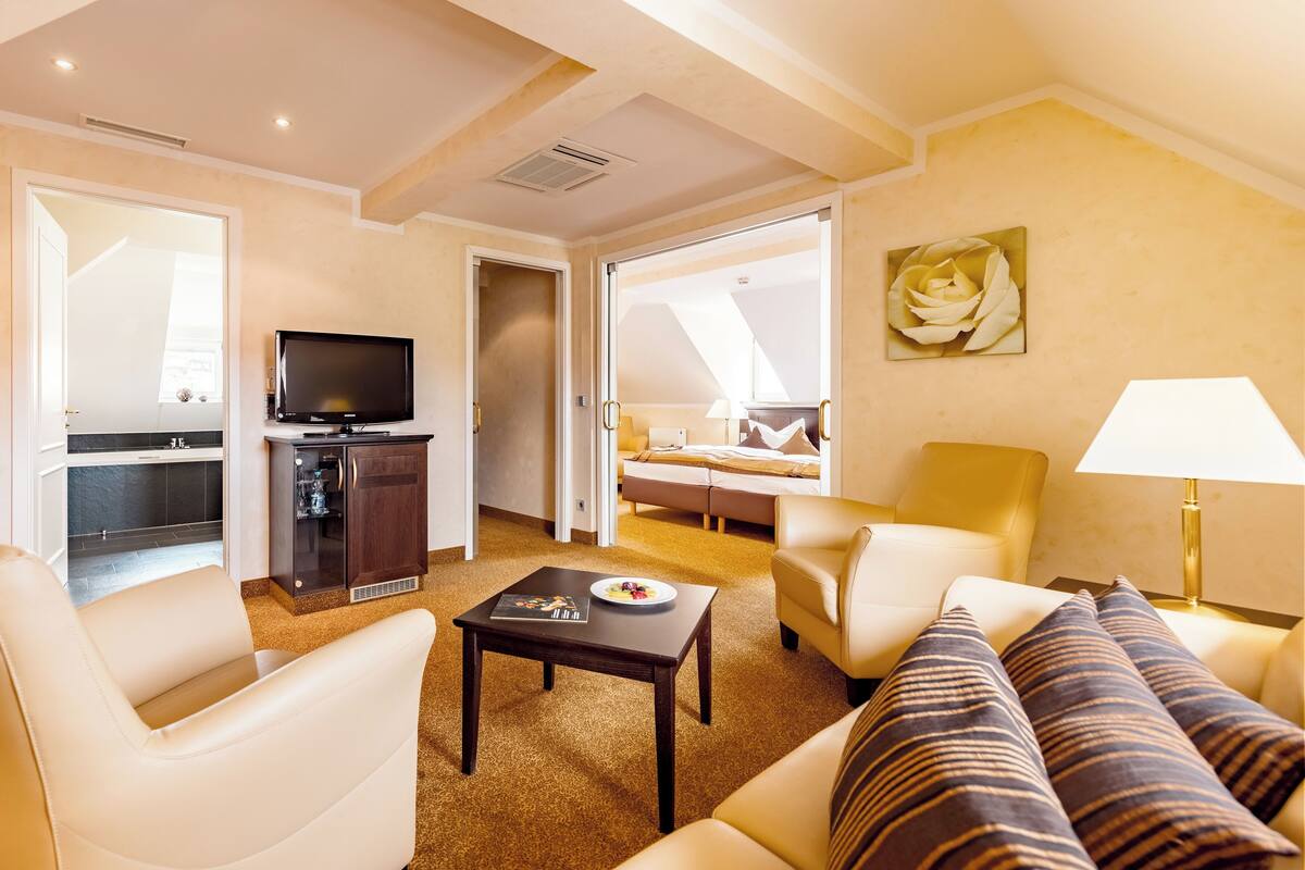 Grand Suite Anselm-Schott-Haus, Blick auf Burganlage | Seprai antialergi, minibar, brankas, dan meja kerja