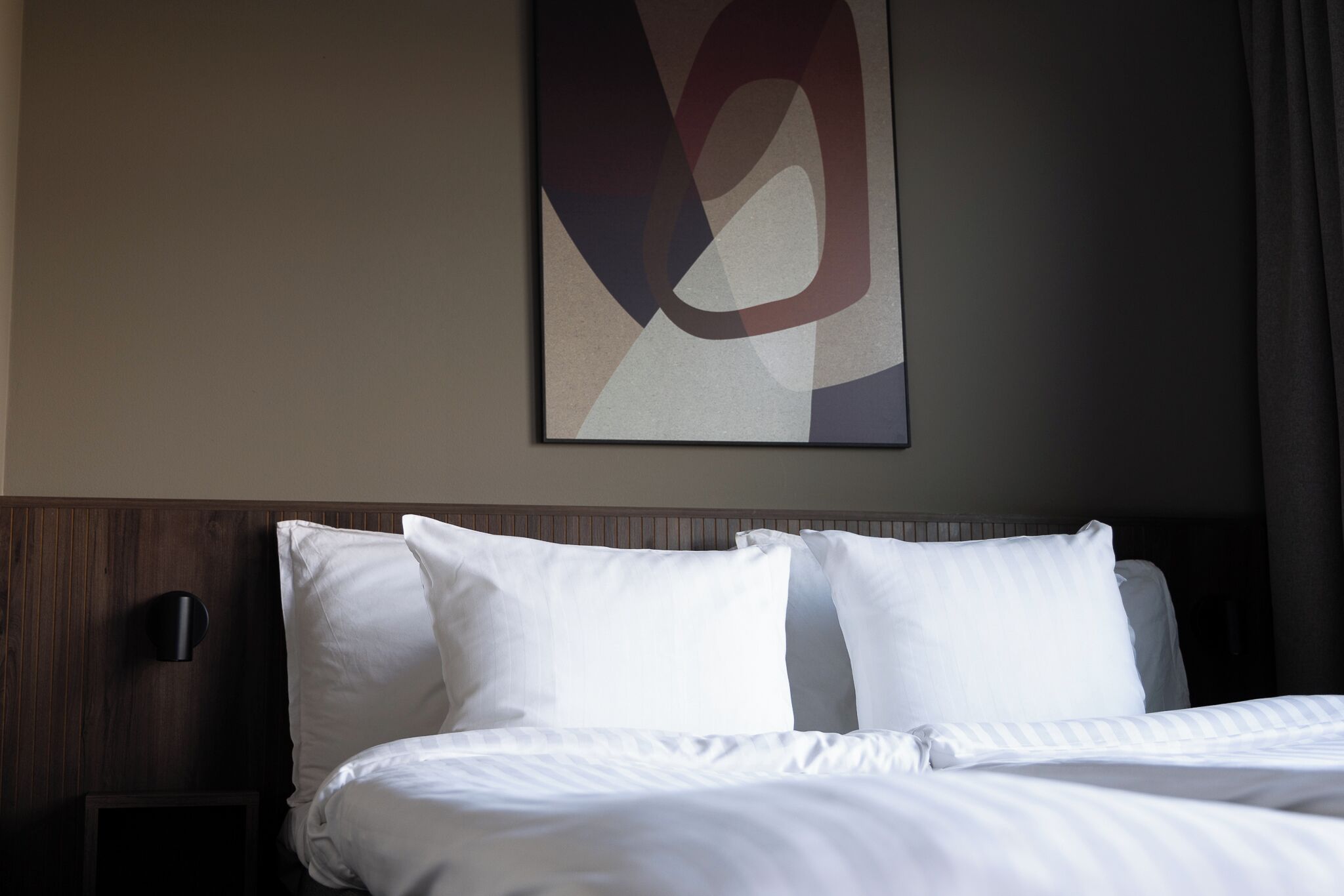 Escritorio, wifi gratis y ropa de cama 