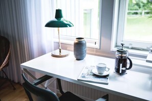 Escritorio, wifi gratis y ropa de cama 
