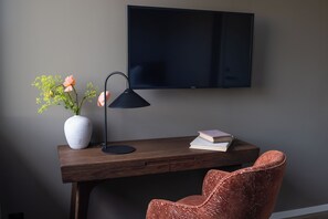 Escritorio, wifi gratis y ropa de cama 