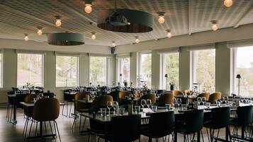 Frukost, lunch och middag serveras