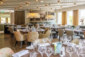Breakfast, lunch and dinner served - Aspenäs Herrgård (Lerum)